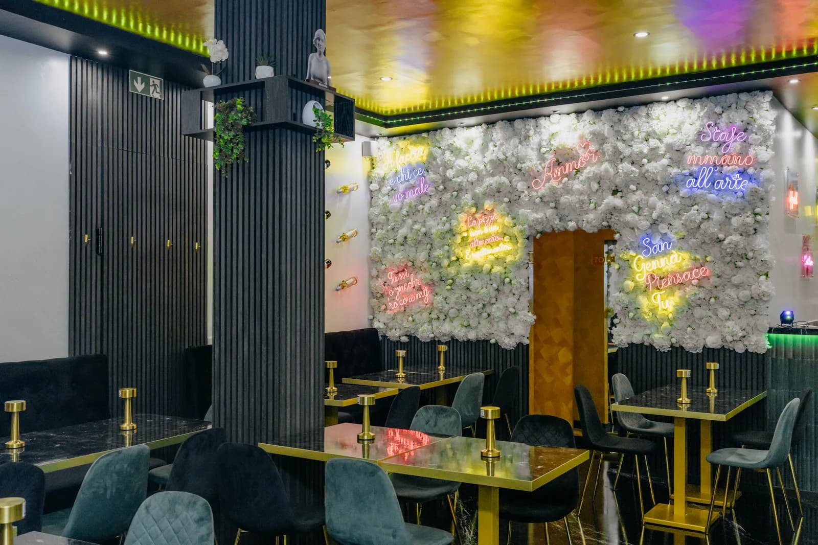 Einladender Sitzbereich im Restaurant mit gemütlicher Atmosphäre