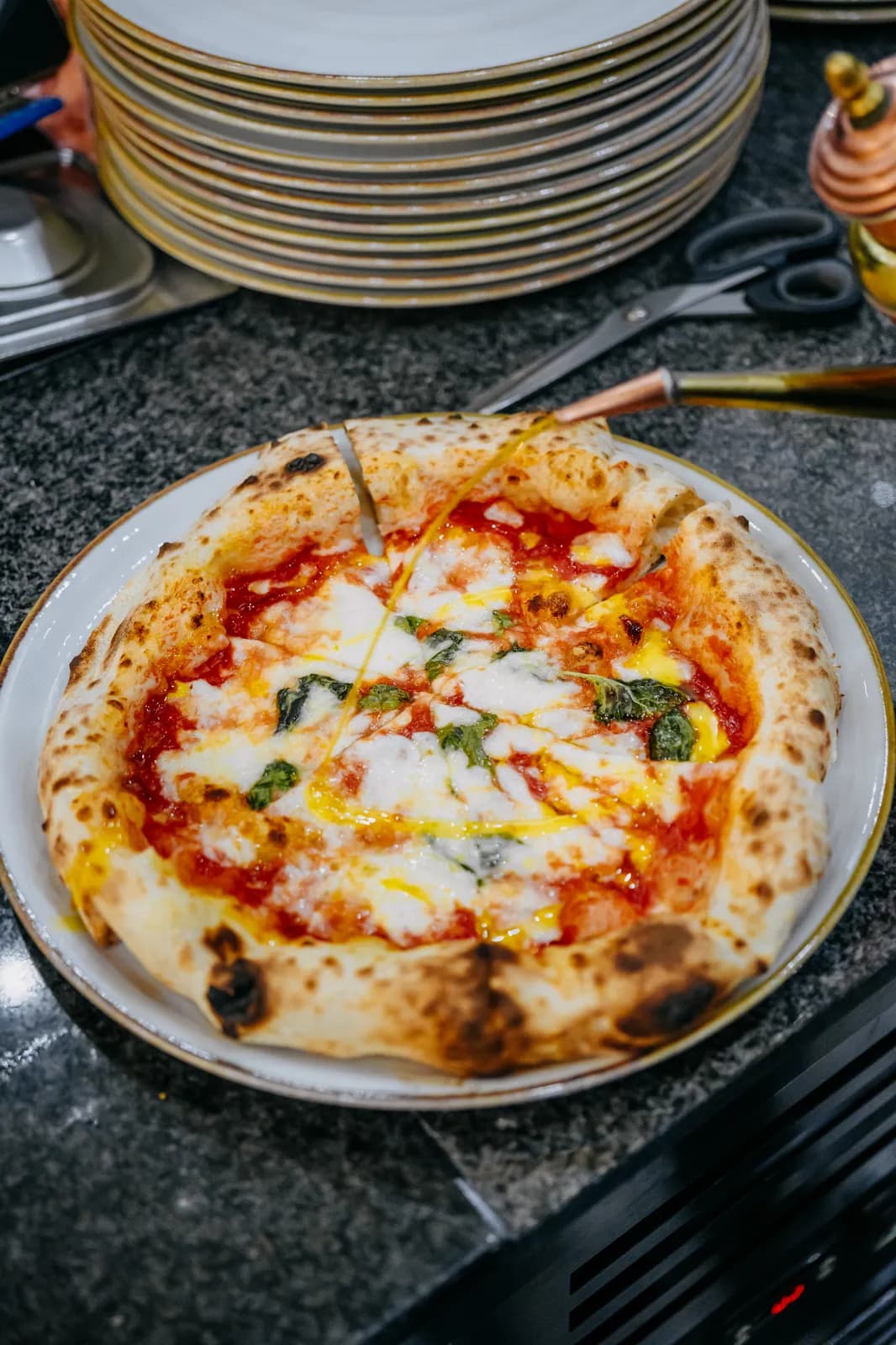 Frische, traditionelle neapolitanische Pizza direkt aus dem Ofen